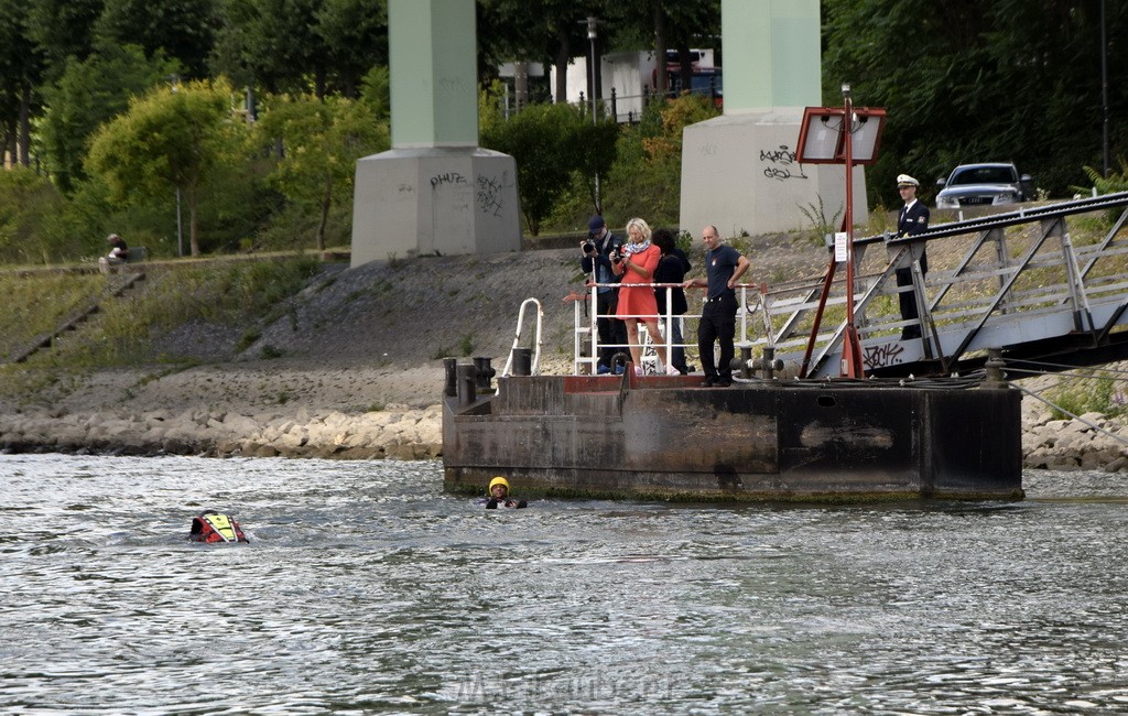 Uebung BF Taucher und Presse Koeln Zoobruecke Rhein P064.JPG - Miklos Laubert